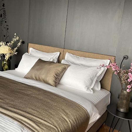 Arka Art Hotel Tirana Extérieur photo A bed with bed linen