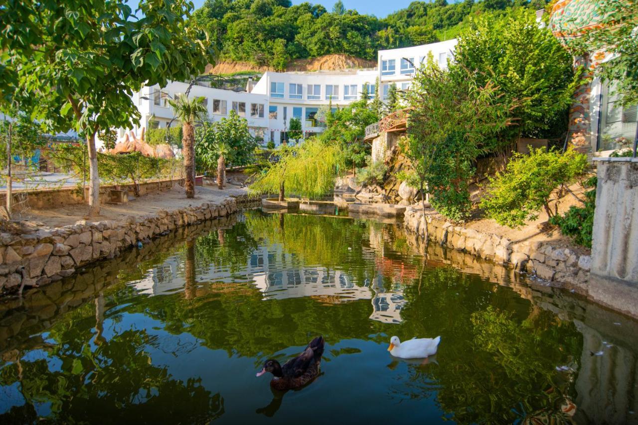 Arka Art Hotel Tirana Extérieur photo The duck pond