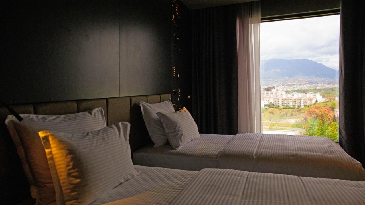 Arka Art Hotel Tirana Extérieur photo A room at the hotel