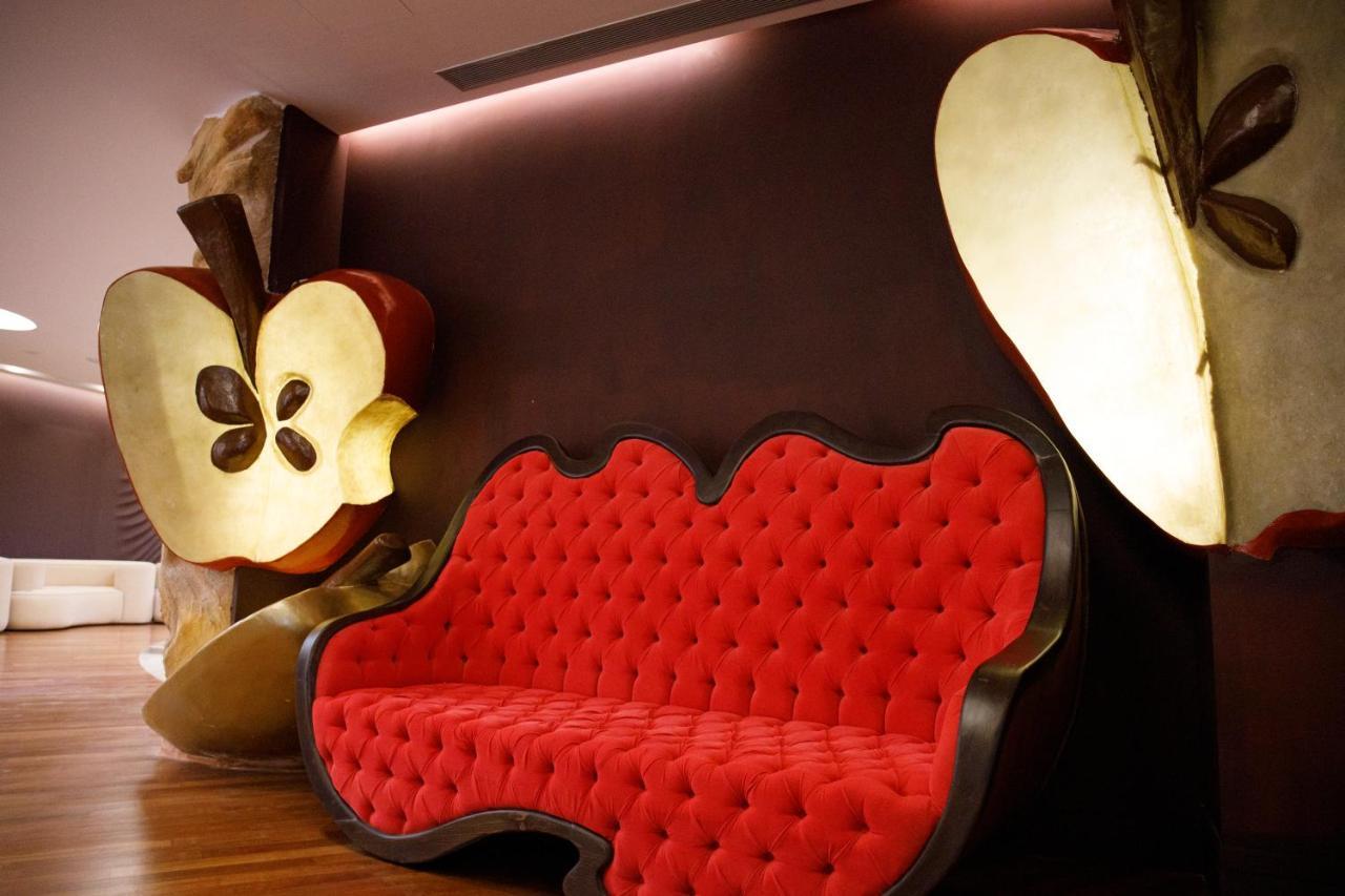 Arka Art Hotel Tirana Extérieur photo The Apple sofa
