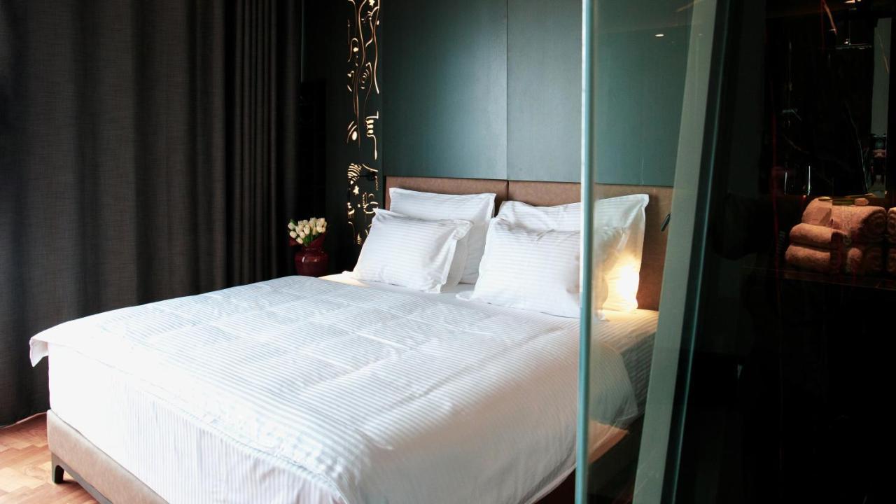 Arka Art Hotel Tirana Extérieur photo A bed with white sheets