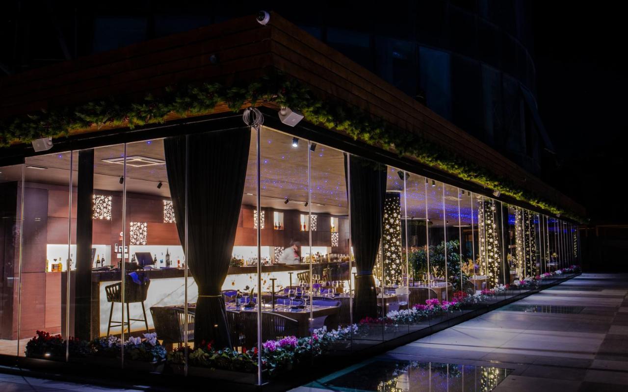 Arka Art Hotel Tirana Extérieur photo The restaurant at night