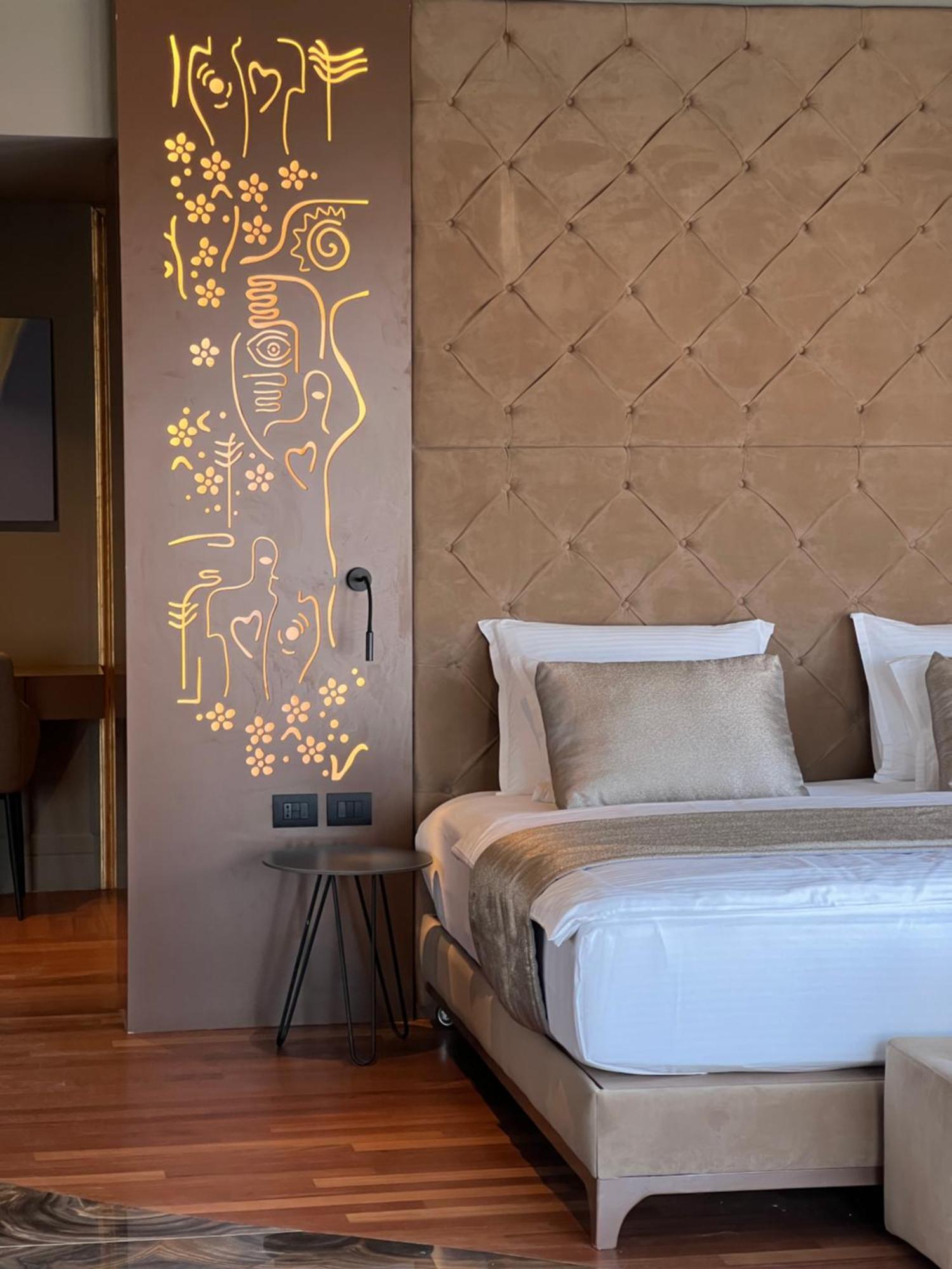 Arka Art Hotel Tirana Extérieur photo A wall sticker