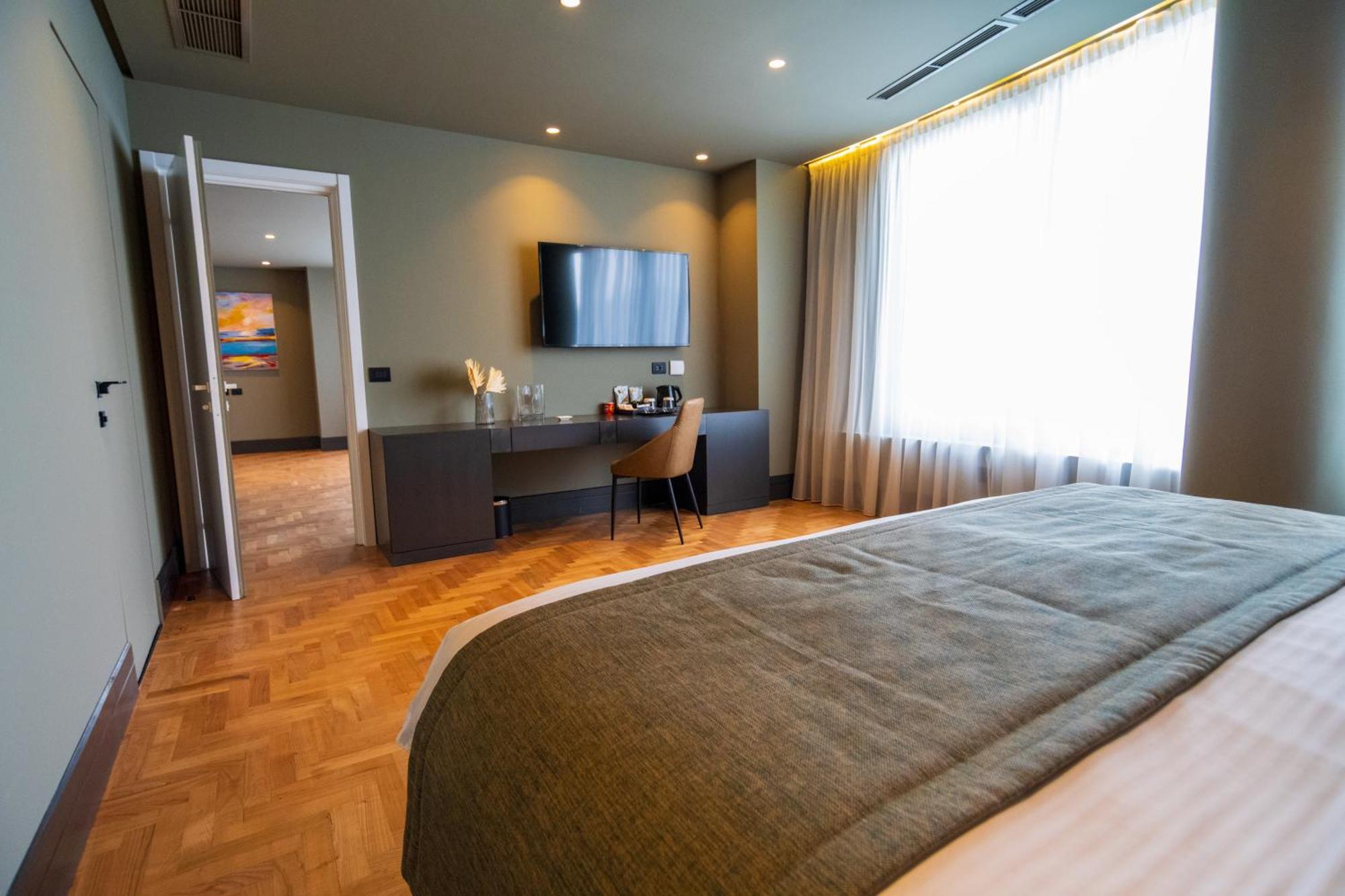 Arka Art Hotel Tirana Extérieur photo A room at the hotel