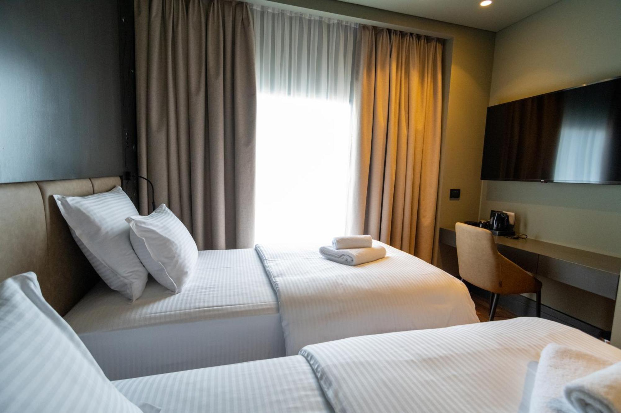 Arka Art Hotel Tirana Extérieur photo A room at the hotel