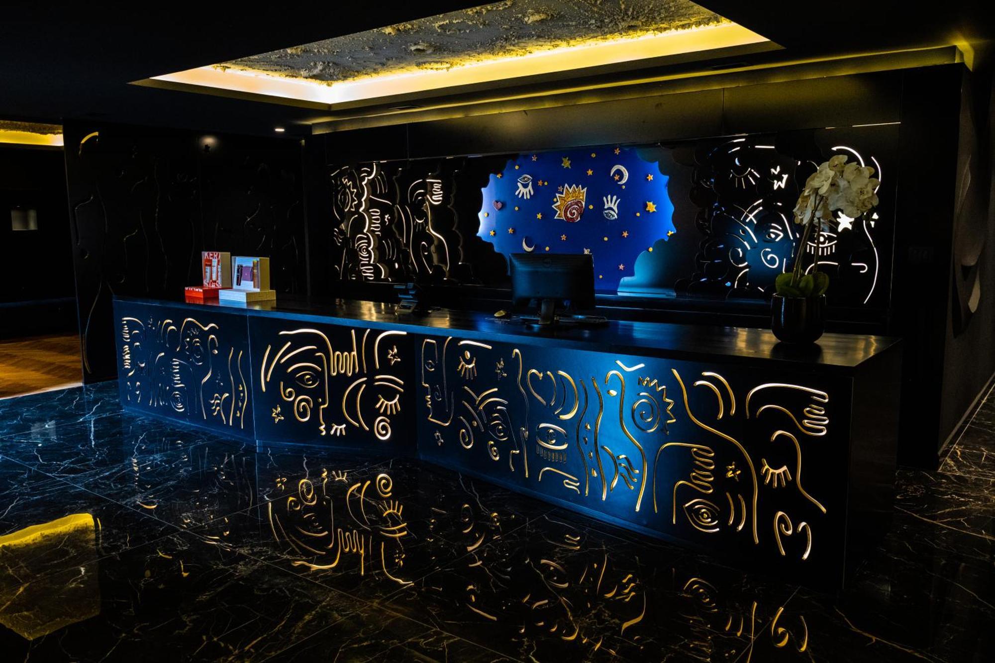 Arka Art Hotel Tirana Extérieur photo The reception desk at the hotel
