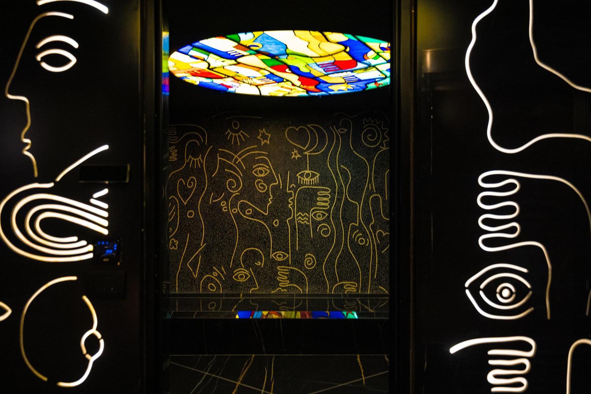 Arka Art Hotel Tirana Extérieur photo The stained glass window in the elevator