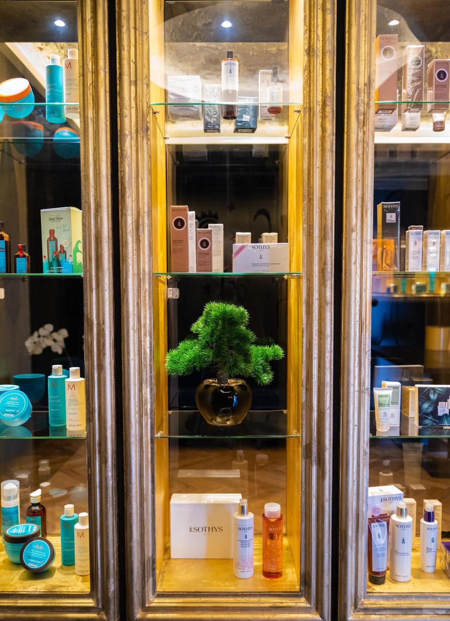 Arka Art Hotel Tirana Extérieur photo A display of various skincare products