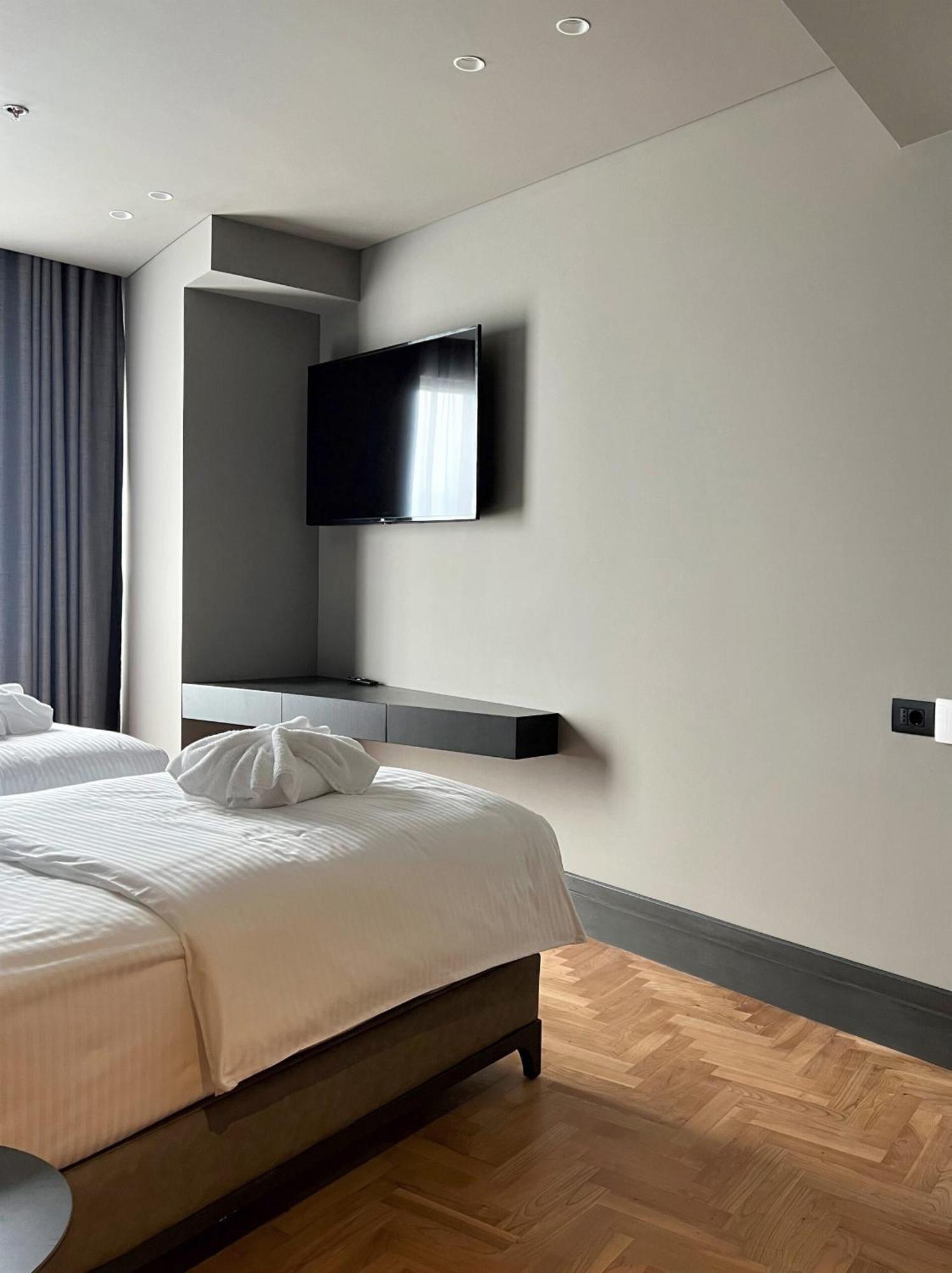 Arka Art Hotel Tirana Extérieur photo A room at the hotel
