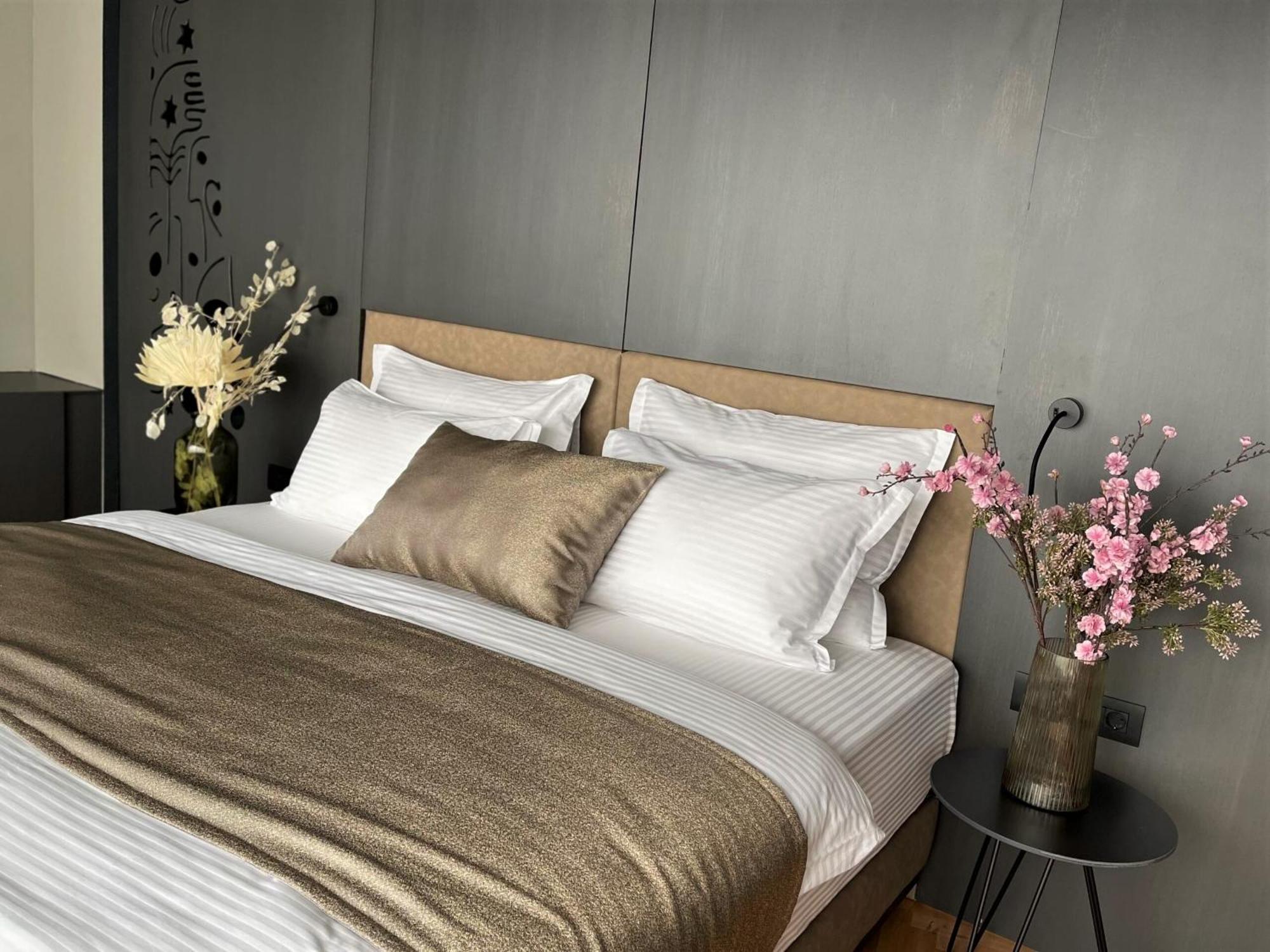 Arka Art Hotel Tirana Extérieur photo A bed with bed linen