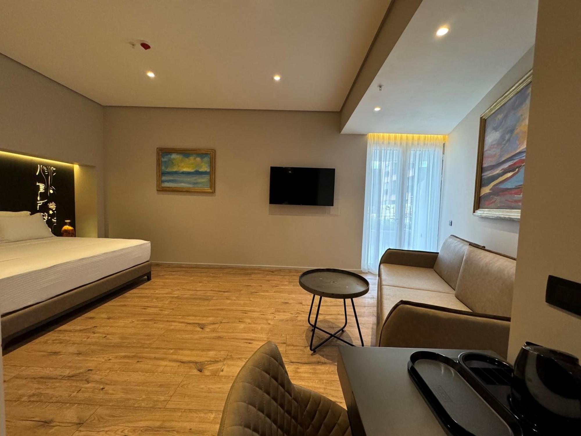 Arka Art Hotel Tirana Extérieur photo A room at the hotel