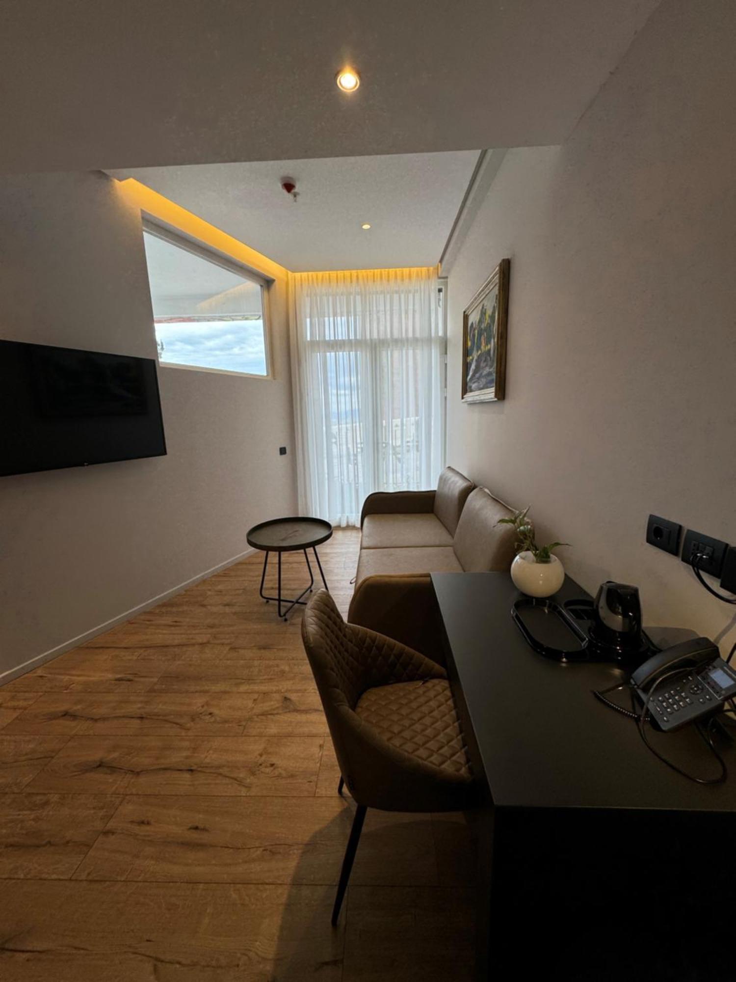 Arka Art Hotel Tirana Extérieur photo A room at the hotel